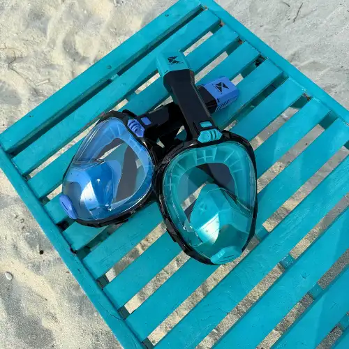 Zwei Khroom Seaview Pro Schnorchelmasken am Strand – Testsieger im Schnorchelmaske Test 2025